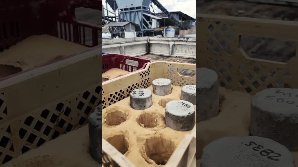 Técnico de PremeXpress realizando control de calidad del concreto premezclado: toma de muestras y rotura de cilindros bajo normas ASTM