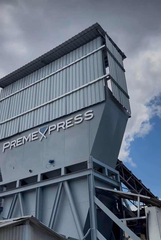 Planta de concreto premezclado de PremeXpress en Panamá con el logo de la empresa